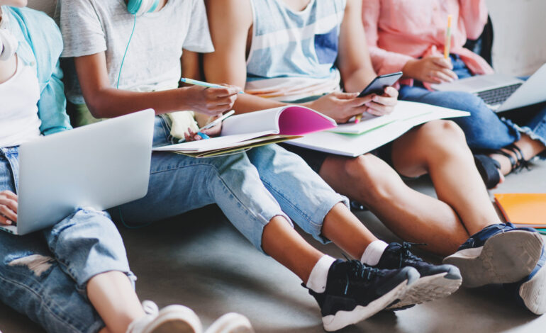 Cellulari in classe, arriva lo stop alle Superiori