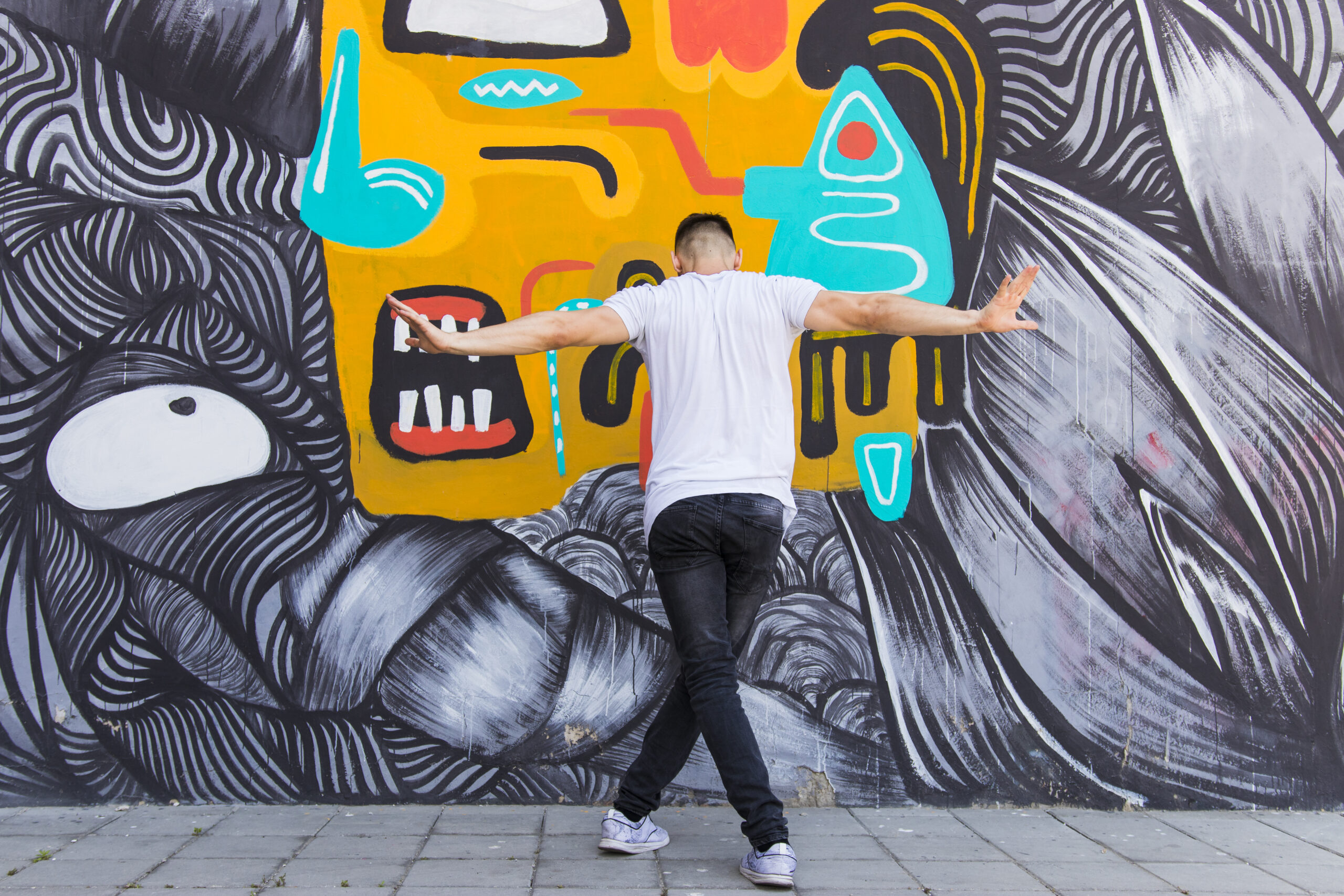 Imbratta la scuola con dei graffiti. Il Preside non lo punisce ma lo invita a fare street art
