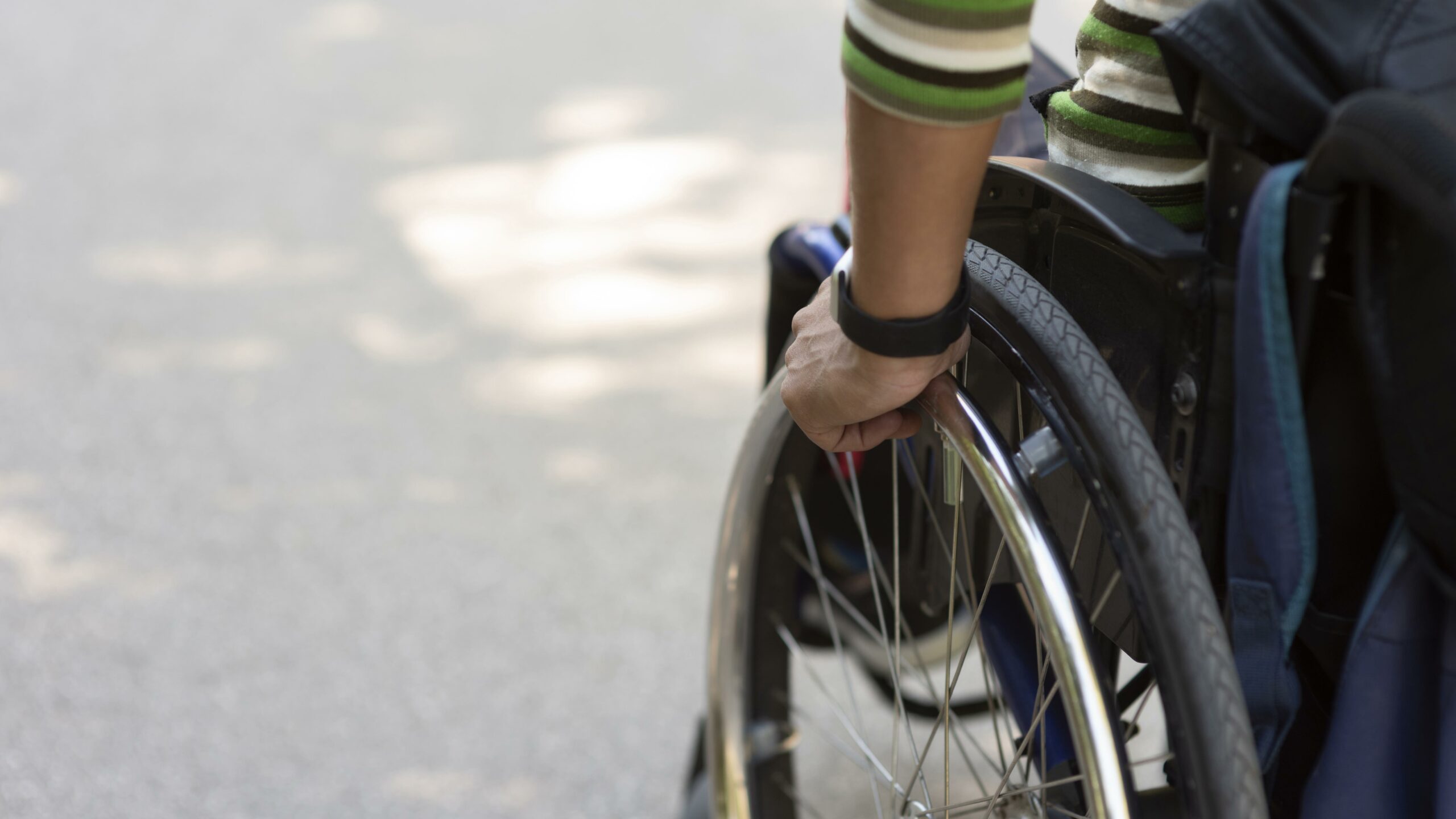 Nessuno può accompagnarlo in bagno: la scuola sciopera per studente con disabilità