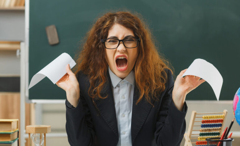 Stipendi bassi e aggressioni ai docenti