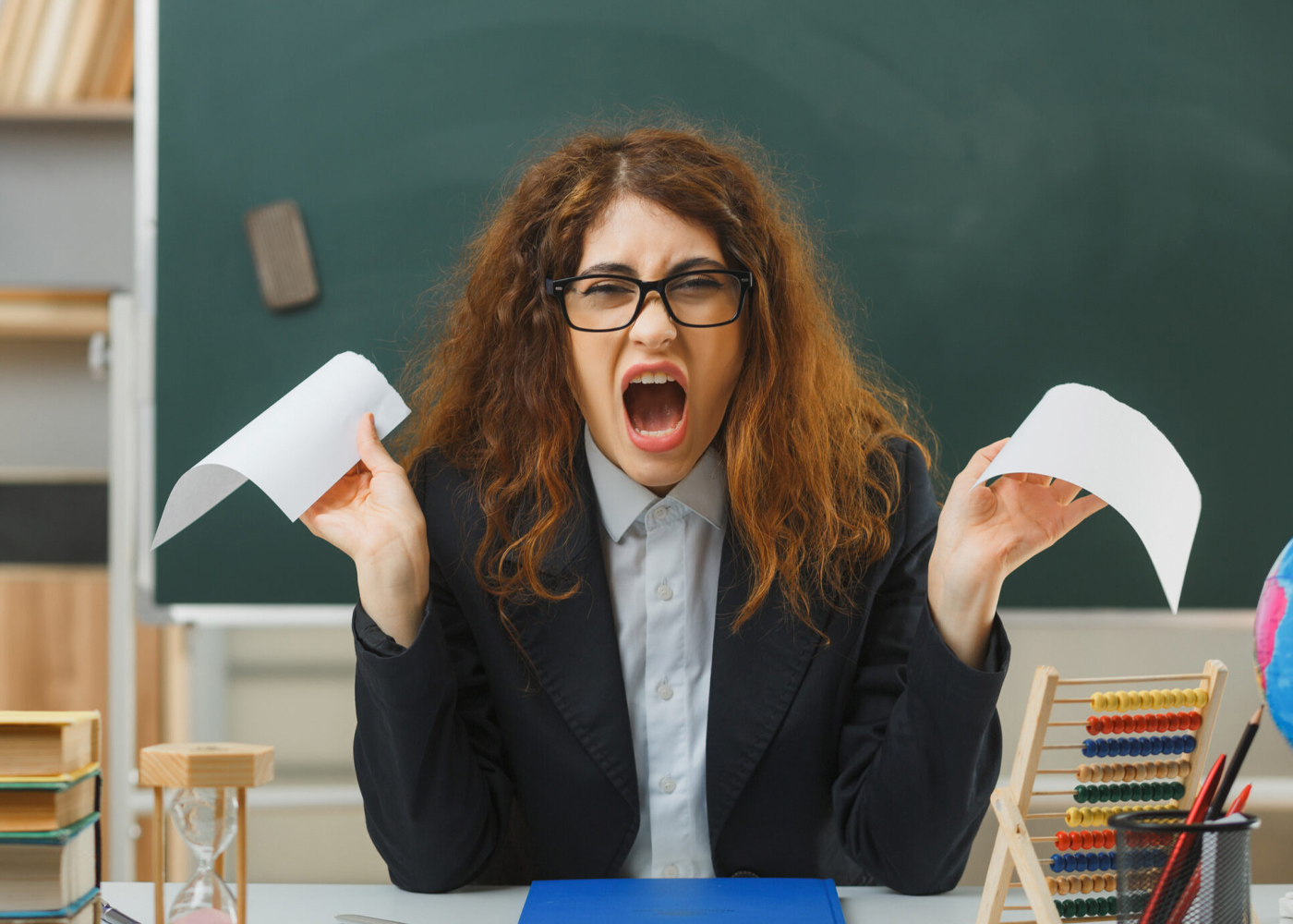 Stipendi bassi e aggressioni ai docenti