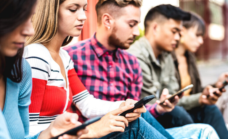 Al via il nuovo anno scolastico: stop ai cellulari in classe anche alle superiori