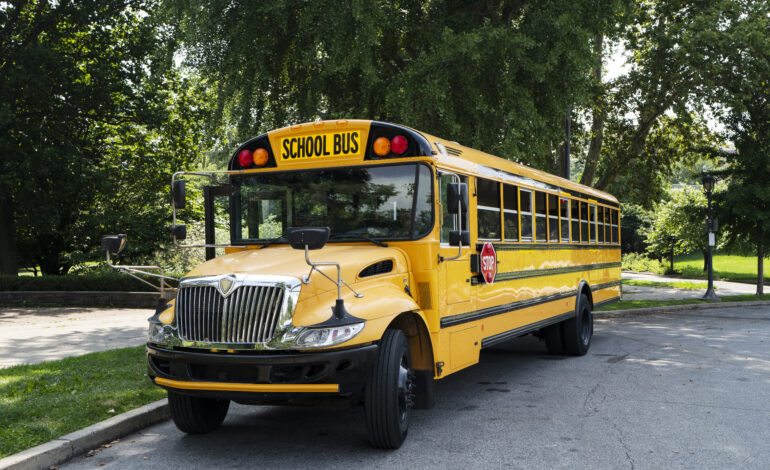 Scuolabus si ribalta: sette bambini illesi, uno in ospedale per accertamenti