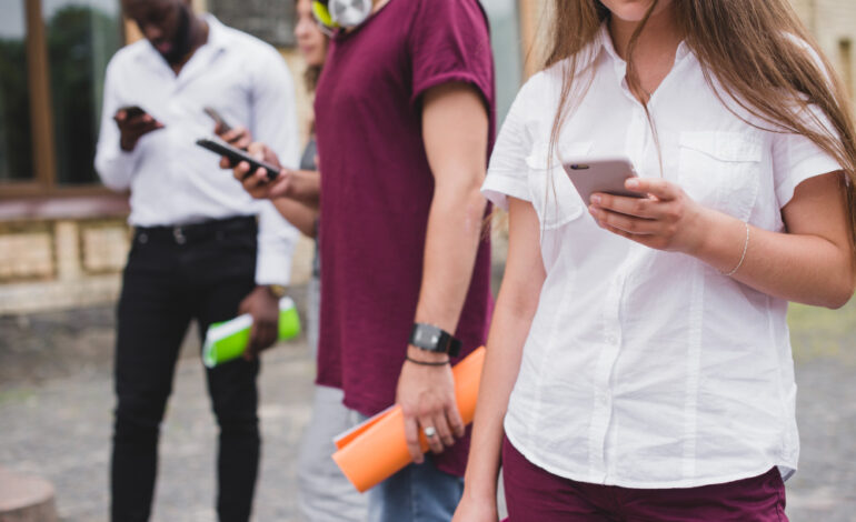 Esplode cellulare in classe: paura a Tivoli