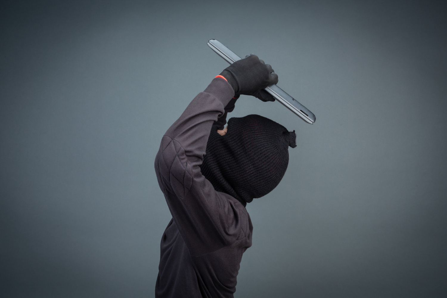 Ladro entra a scuola di notte: messo in fuga da un gruppo di suore