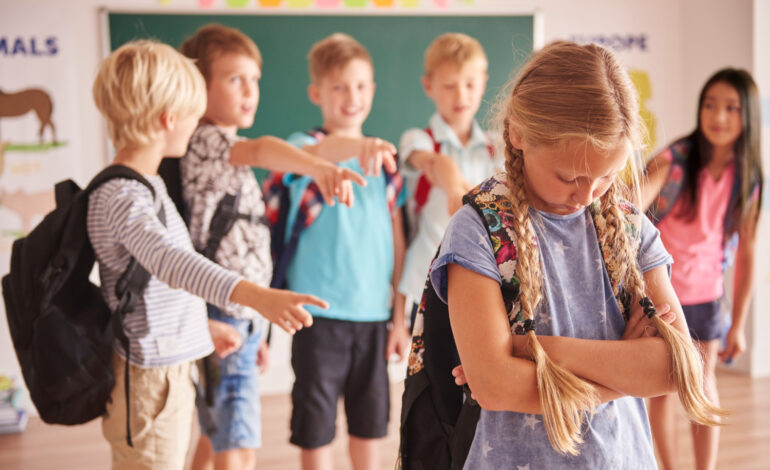 Violenza a scuola, tra dati in calo e allarme sociale: docenti sempre più esposti
