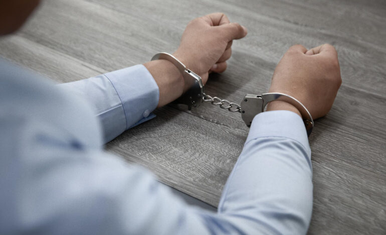 Milano, insegnante ai domiciliari: accuse di abusi, pressioni e tentata manipolazione delle indagini